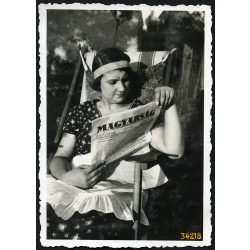   Elegáns hölgy a Magyarság című napilapot olvassa, Vác, Pest megye, újság, sajtótörténet, helytörténet, 1932, 1930-as évek, Eredeti fotó, papírkép.  