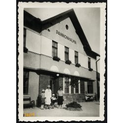   Vasútállomáson, Pannonhalma, közlekedés, Győr-Moson-Sopron megye, helytörténet, 1938, 1930-as évek, Eredeti fotó, papírkép.  