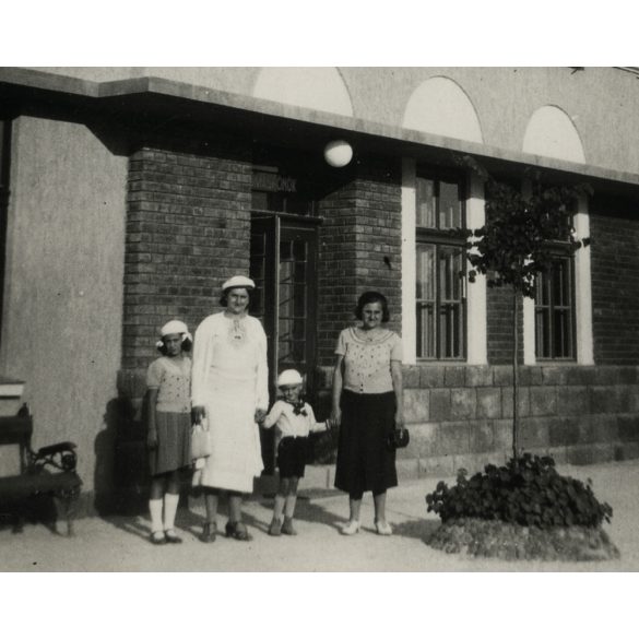 Vasútállomáson, Pannonhalma, közlekedés, Győr-Moson-Sopron megye, helytörténet, 1938, 1930-as évek, Eredeti fotó, papírkép.  