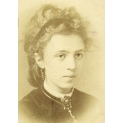   Kohaut műterem, Buda, gyönyörű fiatal hölgy kitűzővel, 1860-as évek, Eredeti CDV, vizitkártya fotó.  