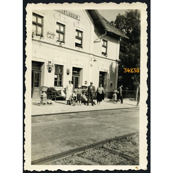 Vasútállomáson, Bakonyszentlászló, közlekedés, vonat, Győr-Moson-Sopron megye, helytörténet, 1938, 1930-as évek. Eredeti fotó, papírkép. 