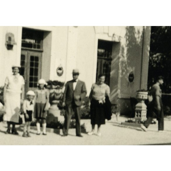 Vasútállomáson, Bakonyszentlászló, közlekedés, vonat, Győr-Moson-Sopron megye, helytörténet, 1938, 1930-as évek. Eredeti fotó, papírkép. 