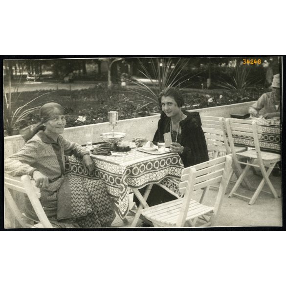 Fagylaltozó fürdővendégek, Trencsénteplic, Felvidék, csejtei népviselet, étterem, vendéglátás, Baranya megye, 1929, 1920-as évek. Eredeti fotó, papírkép.  