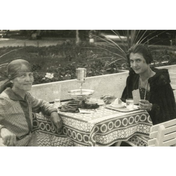 Fagylaltozó fürdővendégek, Trencsénteplic, Felvidék, csejtei népviselet, étterem, vendéglátás, Baranya megye, 1929, 1920-as évek. Eredeti fotó, papírkép.  