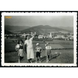   Kirándulás a város környékén, Jolsva, Felvidék, háttérben Jolsva látképe, 1939, 1930-as évek, Eredeti fotó, papírkép. 