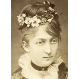 Letzter műterem, Szeged, elegáns hölgy virágokkal, 1873, 1870-es évek, Eredeti CDV, vizitkártya fotó.  