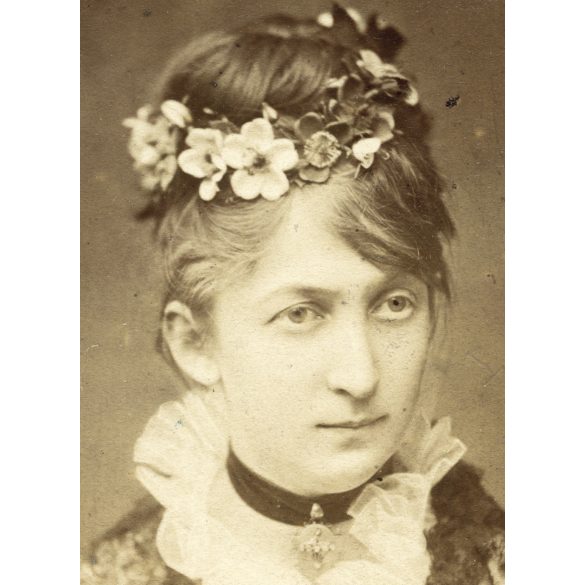 Letzter műterem, Szeged, elegáns hölgy virágokkal, 1873, 1870-es évek, Eredeti CDV, vizitkártya fotó.  