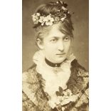 Letzter műterem, Szeged, elegáns hölgy virágokkal, 1873, 1870-es évek, Eredeti CDV, vizitkártya fotó.  