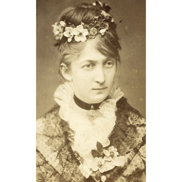 Letzter műterem, Szeged, elegáns hölgy virágokkal, 1873, 1870-es évek, Eredeti CDV, vizitkártya fotó.  