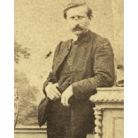 Bayer műterem, Pécs, elegáns férfi bajusszal, 1870-es évek, Eredeti CDV, vizitkártya fotó, felülete foltos. 