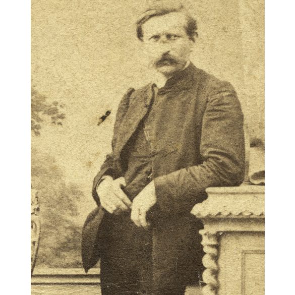Bayer műterem, Pécs, elegáns férfi bajusszal, 1870-es évek, Eredeti CDV, vizitkártya fotó, felülete foltos. 