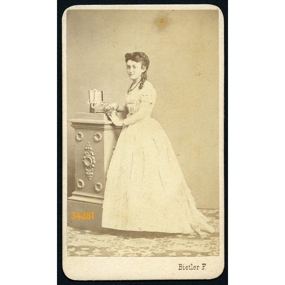 Bietler műterem, Szeged, elegáns nő ékszeres dobozzal, virággal, szép hajjal, 1870-es évek, Eredeti CDV, vizitkártya fotó.  