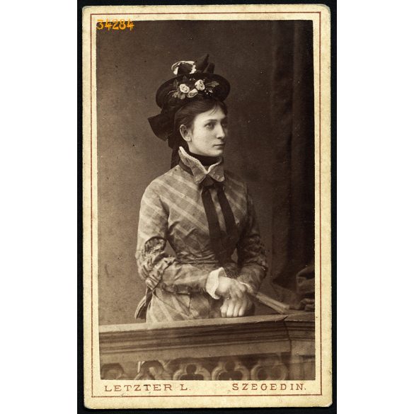 Letzter műterem, SZEGEDIN (Szeged), elegáns hölgy, Zsótér Vilma portréja, a híres szeged-szatymazi Zsótér család tagja, csodás kalap, legyező, helytörténet, 1870-es évek, Eredeti CDV, vizitkártya fotó