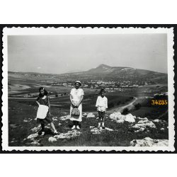   'Háttérben Üröm község', kirándulók Óbudán, Csillaghegy, helytörténet, 1939, 1930-as évek, Eredeti fotó, papírkép.   
