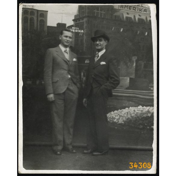 Ismeretlen vásári-gyorsfényképészeti műterem, férfiak a "Hotel Amerika" előtt, különös háttér, 1920-as évek, Eredeti fotó, papírkép.   