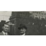 Ismeretlen vásári-gyorsfényképészeti műterem, férfiak a "Hotel Amerika" előtt, különös háttér, 1920-as évek, Eredeti fotó, papírkép.   