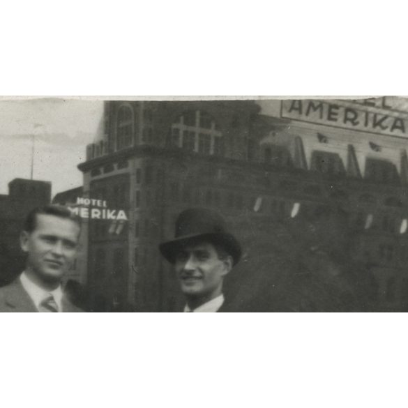 Ismeretlen vásári-gyorsfényképészeti műterem, férfiak a "Hotel Amerika" előtt, különös háttér, 1920-as évek, Eredeti fotó, papírkép.   