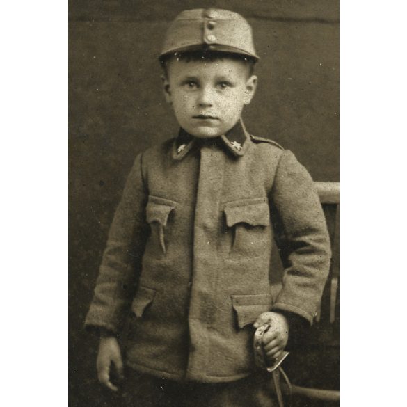 Ismeretlen műterem, kisfiú magyar katonai egyenruhában, játékkarddal, csizmában, 1920-as évek, Eredeti fotó, papírkép. 