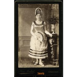   Kis műterem, Kőszeg, elegáns hölgy legyezővel, különös fejdísszel, 1880-as évek, Eredeti CDV, vizitkártya fotó.  