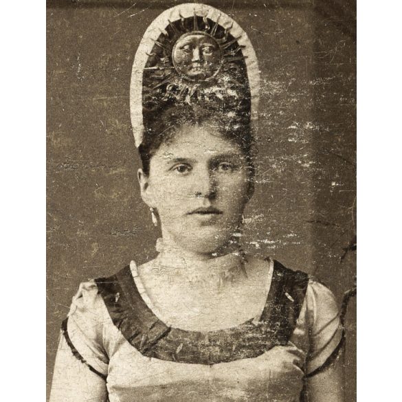 Kis műterem, Kőszeg, elegáns hölgy legyezővel, különös fejdísszel, 1880-as évek, Eredeti CDV, vizitkártya fotó.  