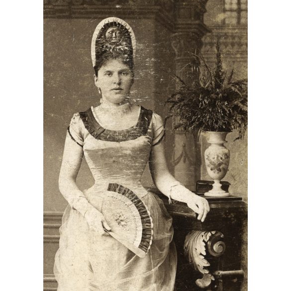 Kis műterem, Kőszeg, elegáns hölgy legyezővel, különös fejdísszel, 1880-as évek, Eredeti CDV, vizitkártya fotó.  