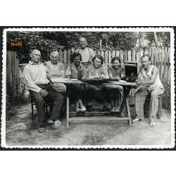   zenehallgatás, Szigetszentmiklós, lemezjátszó, gramofon, cigaretta, bor, vicces, helytörténet, Pest megye, 1934, 1930-as évek, Eredeti fotó, papírkép.   