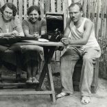 zenehallgatás, Szigetszentmiklós, lemezjátszó, gramofon, cigaretta, bor, vicces, helytörténet, Pest megye, 1934, 1930-as évek, Eredeti fotó, papírkép.   