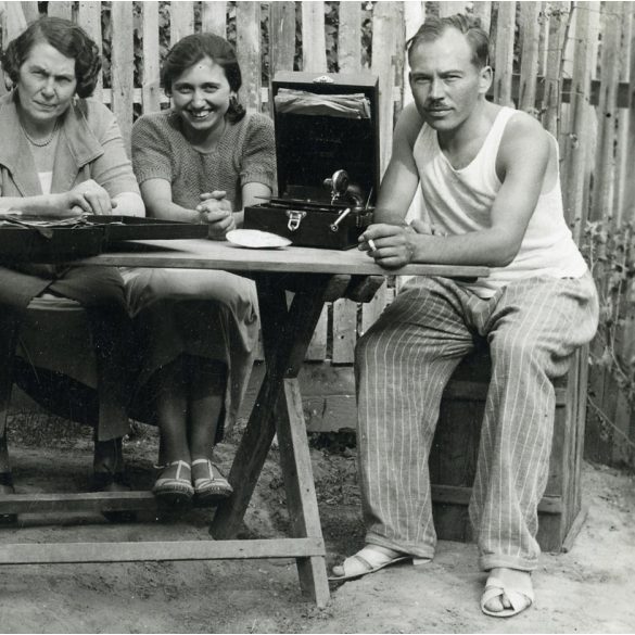 zenehallgatás, Szigetszentmiklós, lemezjátszó, gramofon, cigaretta, bor, vicces, helytörténet, Pest megye, 1934, 1930-as évek, Eredeti fotó, papírkép.   