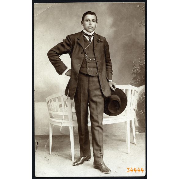 Osmaniczky (?) műterem, Tapolca, elegáns fiatal férfi kalappal, sétapálcával, óralánccal, helytörténet, Veszprém megye, 1909, 1900-as évek, Eredeti fotó, papírkép, felső sarkán kis törésnyommal. 