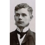 Kató József műterme, Kolozsvár, Erdély, elegáns fiatal férfi nyakkendőben, 1890-es évek, Eredeti CDV, vizitkártya fotó. 