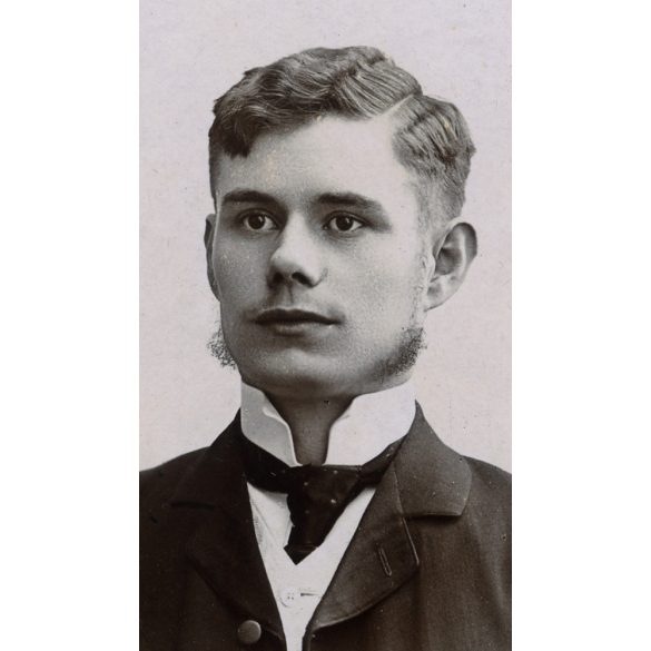 Kató József műterme, Kolozsvár, Erdély, elegáns fiatal férfi nyakkendőben, 1890-es évek, Eredeti CDV, vizitkártya fotó. 