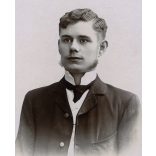 Kató József műterme, Kolozsvár, Erdély, elegáns fiatal férfi nyakkendőben, 1890-es évek, Eredeti CDV, vizitkártya fotó. 