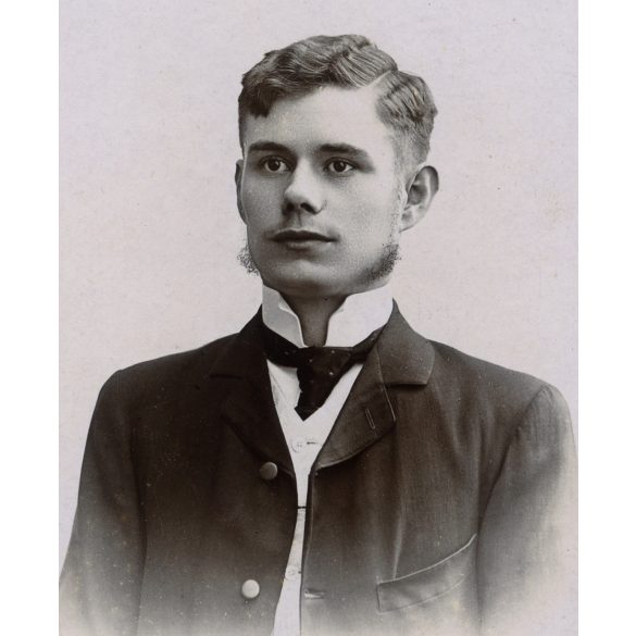Kató József műterme, Kolozsvár, Erdély, elegáns fiatal férfi nyakkendőben, 1890-es évek, Eredeti CDV, vizitkártya fotó. 