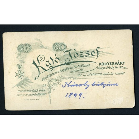 Kató József műterme, Kolozsvár, Erdély, elegáns fiatal férfi nyakkendőben, 1890-es évek, Eredeti CDV, vizitkártya fotó. 
