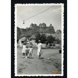   Kirándulók a várnál, Fülek, Felvidék, utcakép, üzletek, kirakatok, helytörténet, 2. világháború, 1939, 1930-as évek, Eredeti fotó, papírkép. 