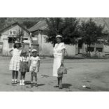 Kirándulók a várnál, Fülek, Felvidék, utcakép, üzletek, kirakatok, helytörténet, 2. világháború, 1939, 1930-as évek, Eredeti fotó, papírkép. 