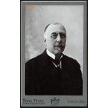 Basa műterem, Ungvár, Kárpátalja, elegáns úr cvikkerrel, bajusz, 1890-es évek, Eredeti CDV, vizitkártya fotó.   