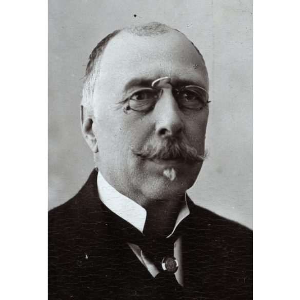 Basa műterem, Ungvár, Kárpátalja, elegáns úr cvikkerrel, bajusz, 1890-es évek, Eredeti CDV, vizitkártya fotó.   