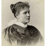 Keglovich műterem, Szeged, elegáns hölgy gyönyörű ruhában, 1890-es évek, Eredeti CDV, vizitkártya fotó.   