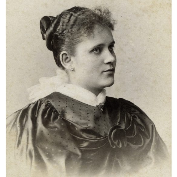 Keglovich műterem, Szeged, elegáns hölgy gyönyörű ruhában, 1890-es évek, Eredeti CDV, vizitkártya fotó.   