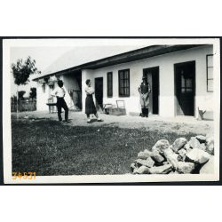   Lakóház gazdasági udvarral, Csór, falu, Fejér megye, helytörténet, 1940-es évek, Eredeti fotó, papírkép.  