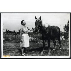   Fiatal parasztasszony gyönyörű lóval, Csór, falu, mezőgazdaság, Fejér megye, helytörténet, 1940-es évek, Eredeti fotó, papírkép.  