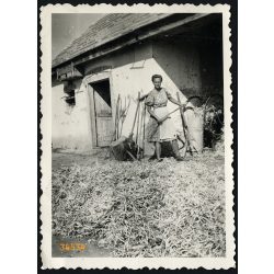   Fiatal gazda asszony favillával dolgozik, Csór, falu, mezőgazdaság, gazdasági udvar, Fejér megye, helytörténet, 1940-es évek, Eredeti fotó, papírkép.  