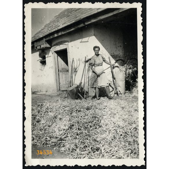 Fiatal gazda asszony favillával dolgozik, Csór, falu, mezőgazdaság, gazdasági udvar, Fejér megye, helytörténet, 1940-es évek, Eredeti fotó, papírkép.  