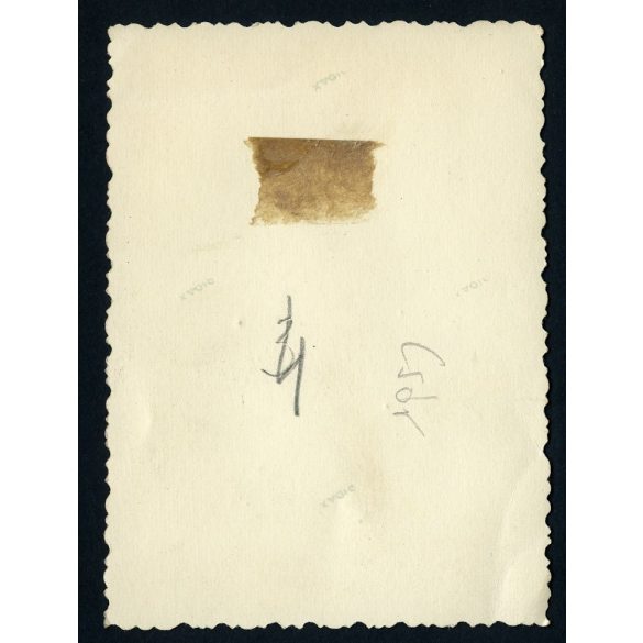 Fiatal gazda asszony favillával dolgozik, Csór, falu, mezőgazdaság, gazdasági udvar, Fejér megye, helytörténet, 1940-es évek, Eredeti fotó, papírkép.  