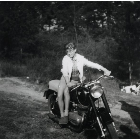 Pannonia motor, lány motoros szemüvegben motorkerékpár, jármű, közlekedés, 1960-es évek, Eredeti fotó, papírkép.   