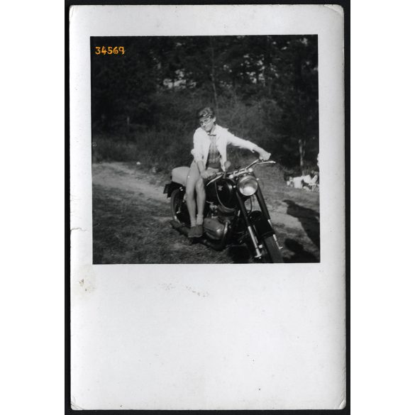 Pannonia motor, lány motoros szemüvegben motorkerékpár, jármű, közlekedés, 1960-es évek, Eredeti fotó, papírkép.   