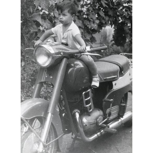 Pannonia TLB 250 de Luxe, kisfiú ritka motorkerékpáron, motor, jármű, közlekedés, 1960-as évek, Eredeti fotó, papírkép.  