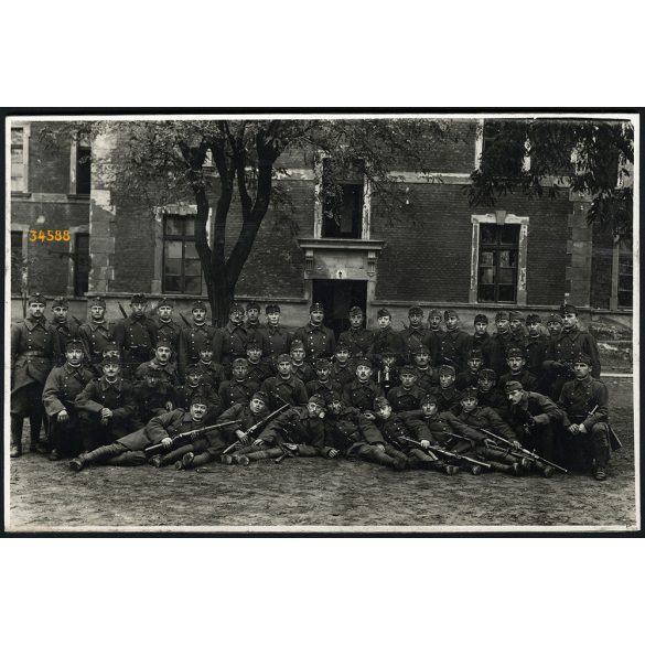 Schaffer fényképész, Budapest, magyar katonák csoportja, fegyver, puska, egyenruha, 1920-as évek, Eredeti kabinetfotó.   