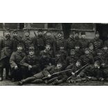 Schaffer fényképész, Budapest, magyar katonák csoportja, fegyver, puska, egyenruha, 1920-as évek, Eredeti kabinetfotó.   